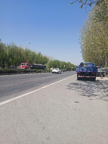 标题津围公路霍各庄段乱停车占用非机动车道