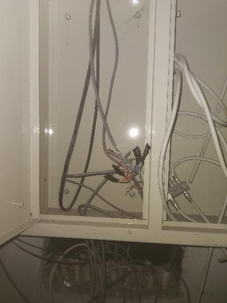 小区弱电井电路混乱火灾隐患