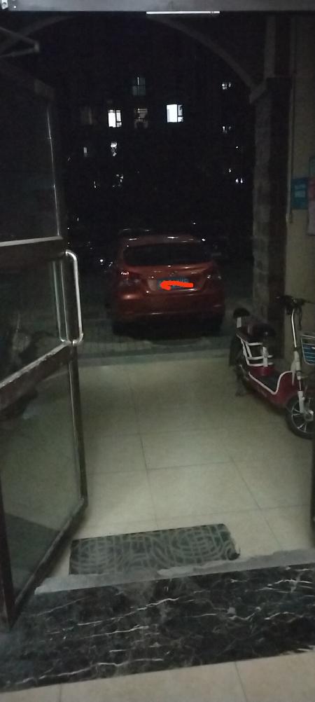 车辆每天晚上堵楼道口造成住户无法出入
