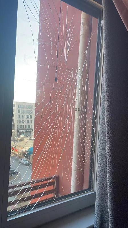 小区住户玻璃频繁炸裂的原因